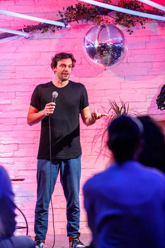 Show stand-up corporate